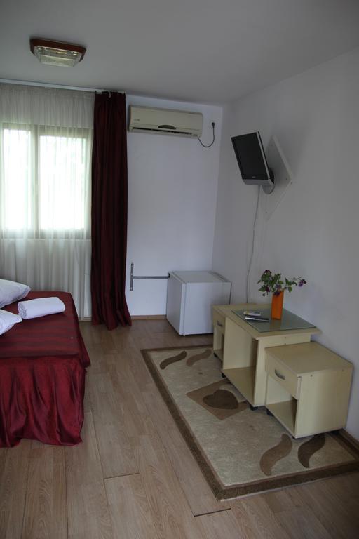 Hotel Doi Taurasi Afumaţi Exterior foto